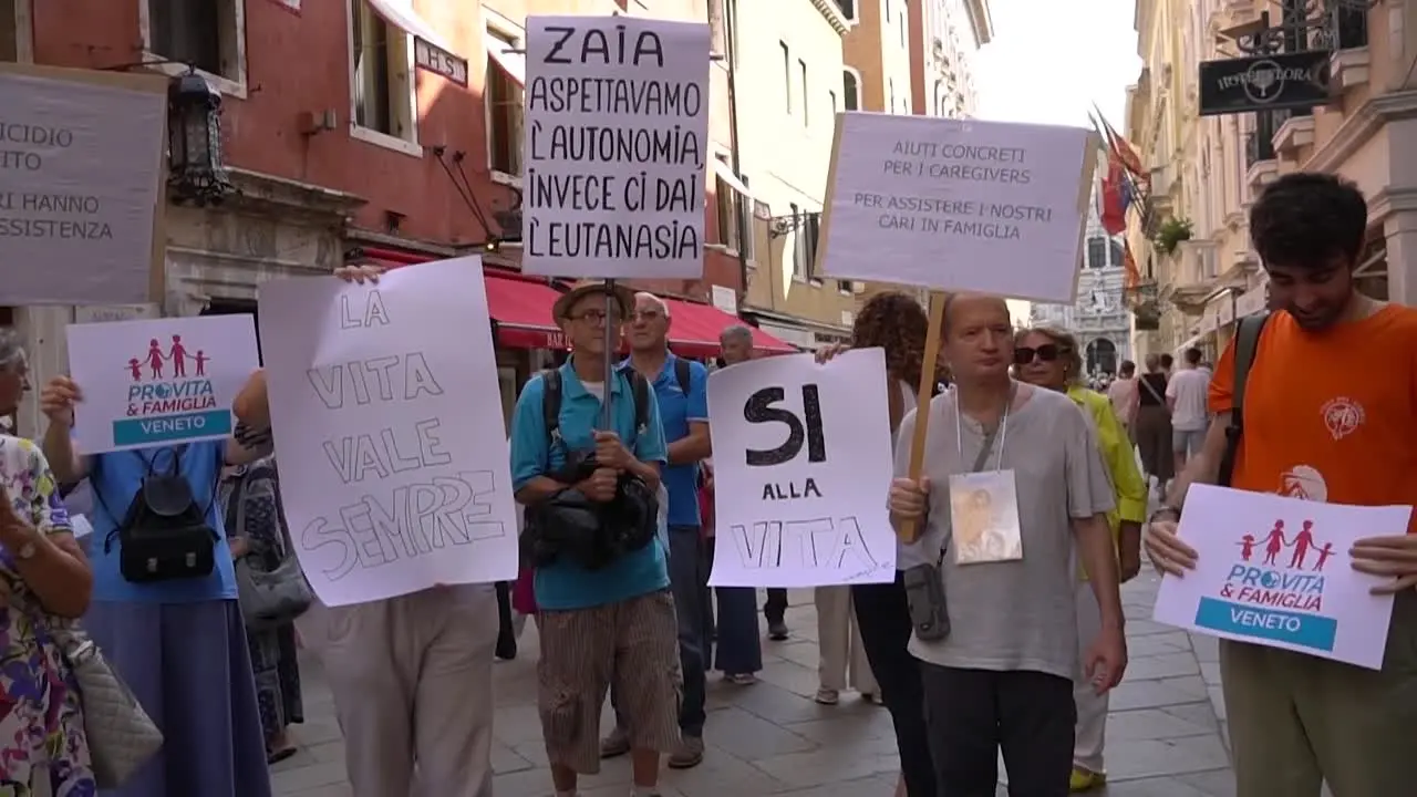 Pro Vita: \"Le persone abbandonate e sole non vanno spinte verso la morte\"