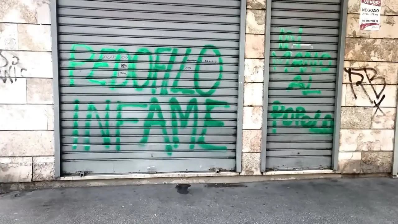 Molestie su 13enne a Torino, insulti sulle saracinesche del minimarket dell'indagato
