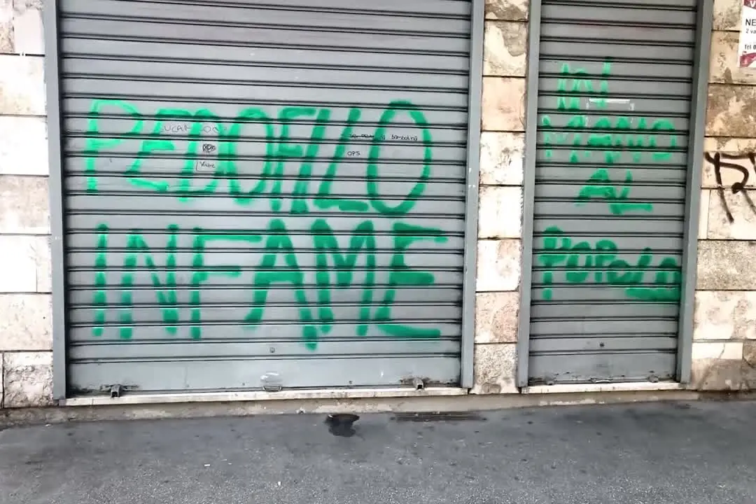 Molestie su 13enne a Torino, insulti sulle saracinesche del minimarket dell'indagato