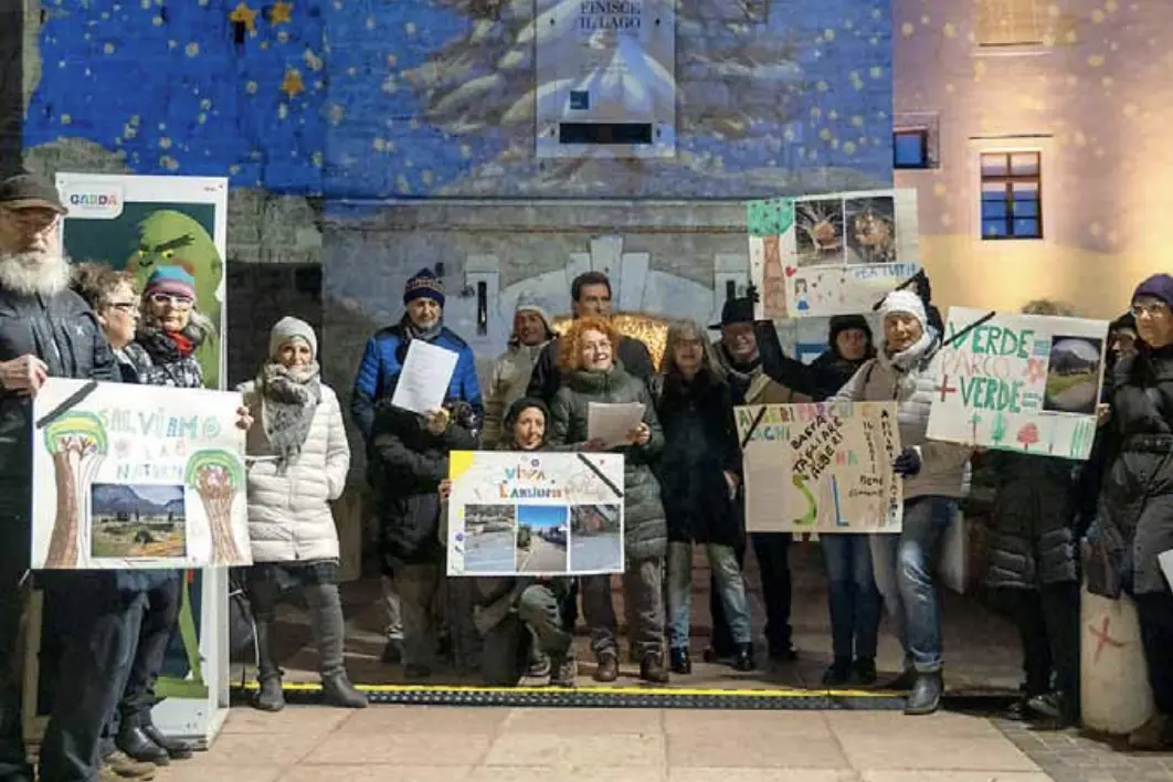 Insulti alla sindaca durante il sit-in: dopo tre anni il professionista finisce a processo