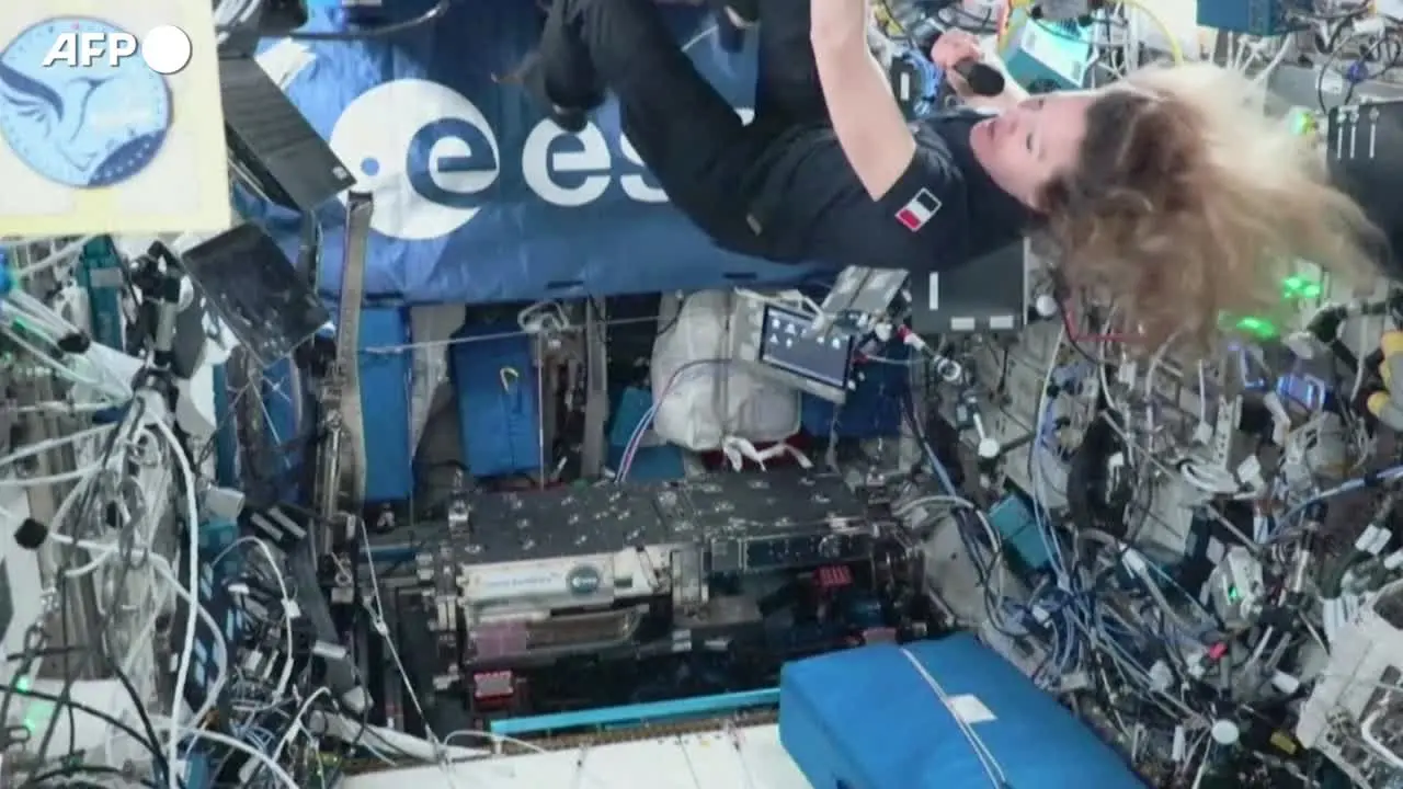La prima astronauta francese a camminare nello spazio: \"Lassù ci si sente piccolissimi\"