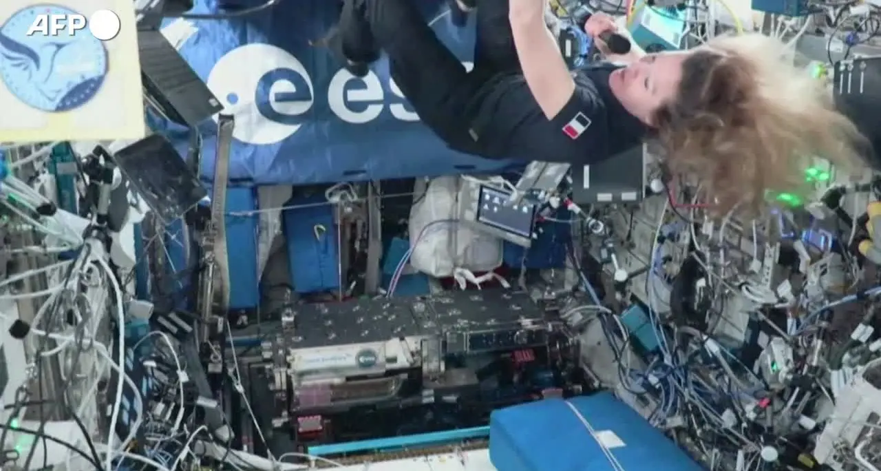 La prima astronauta francese a camminare nello spazio: \"Lassù ci si sente piccolissimi\"