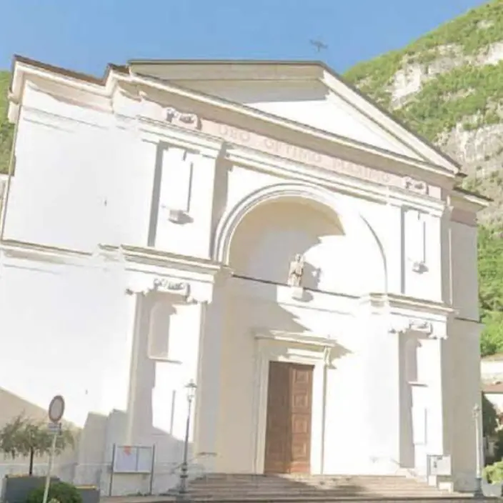 Mezzolombardo, crocifisso sfregiato in chiesa: «Un gesto gravissimo»