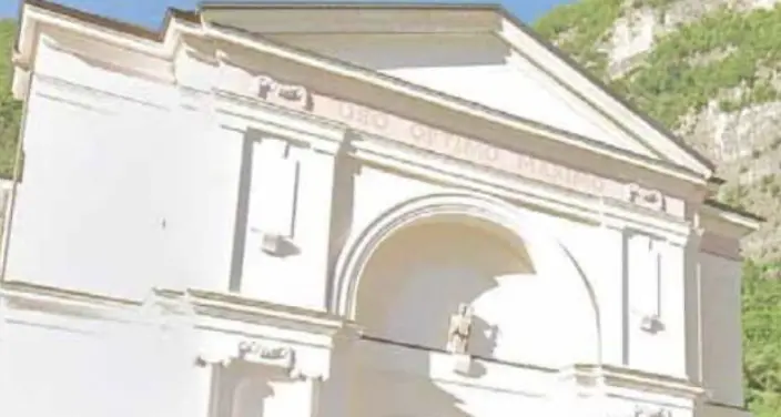 Mezzolombardo, crocifisso sfregiato in chiesa: «Un gesto gravissimo»