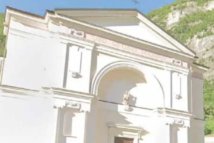 Mezzolombardo, crocifisso sfregiato in chiesa: «Un gesto gravissimo»