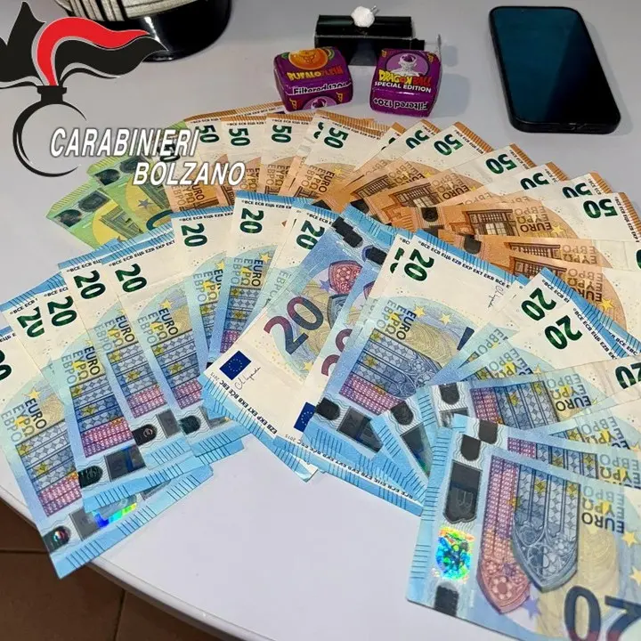 Giovane arrestato per droga: trovati cocaina e contanti in casa