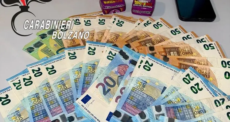 Giovane arrestato per droga: trovati cocaina e contanti in casa