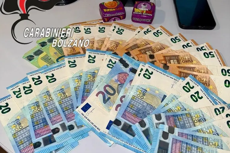Giovane arrestato per droga: trovati cocaina e contanti in casa