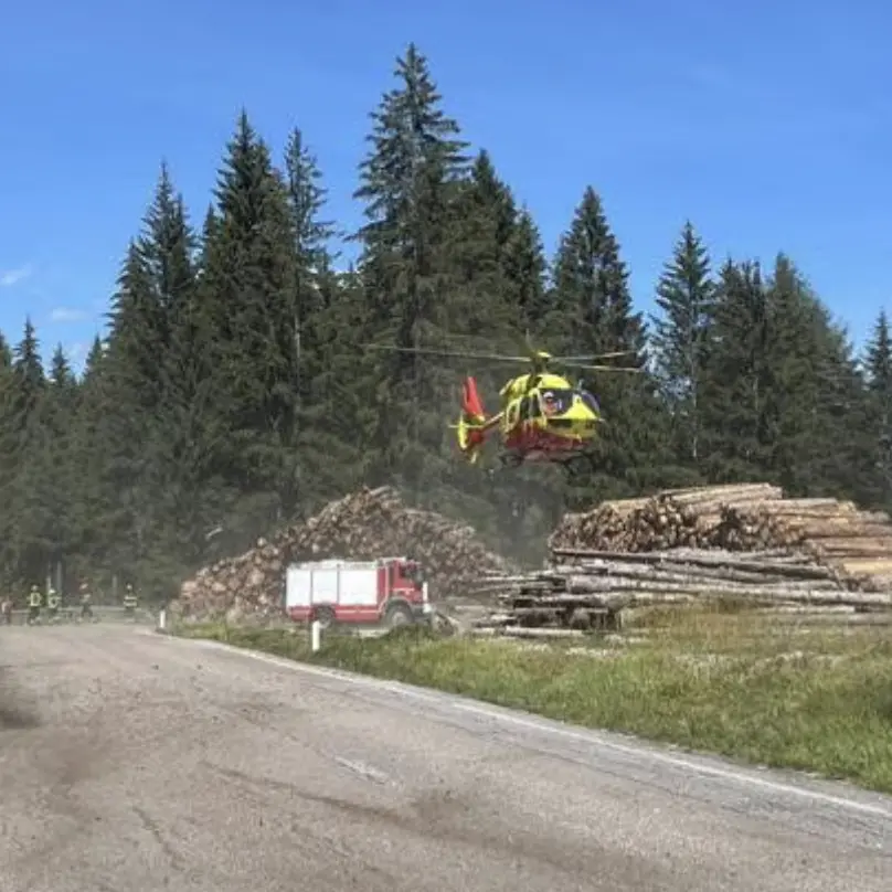 Sbanda con l’auto e finisce fuori strada, poi lo schianto con la moto: 67enne in ospedale con l’elisoccorso