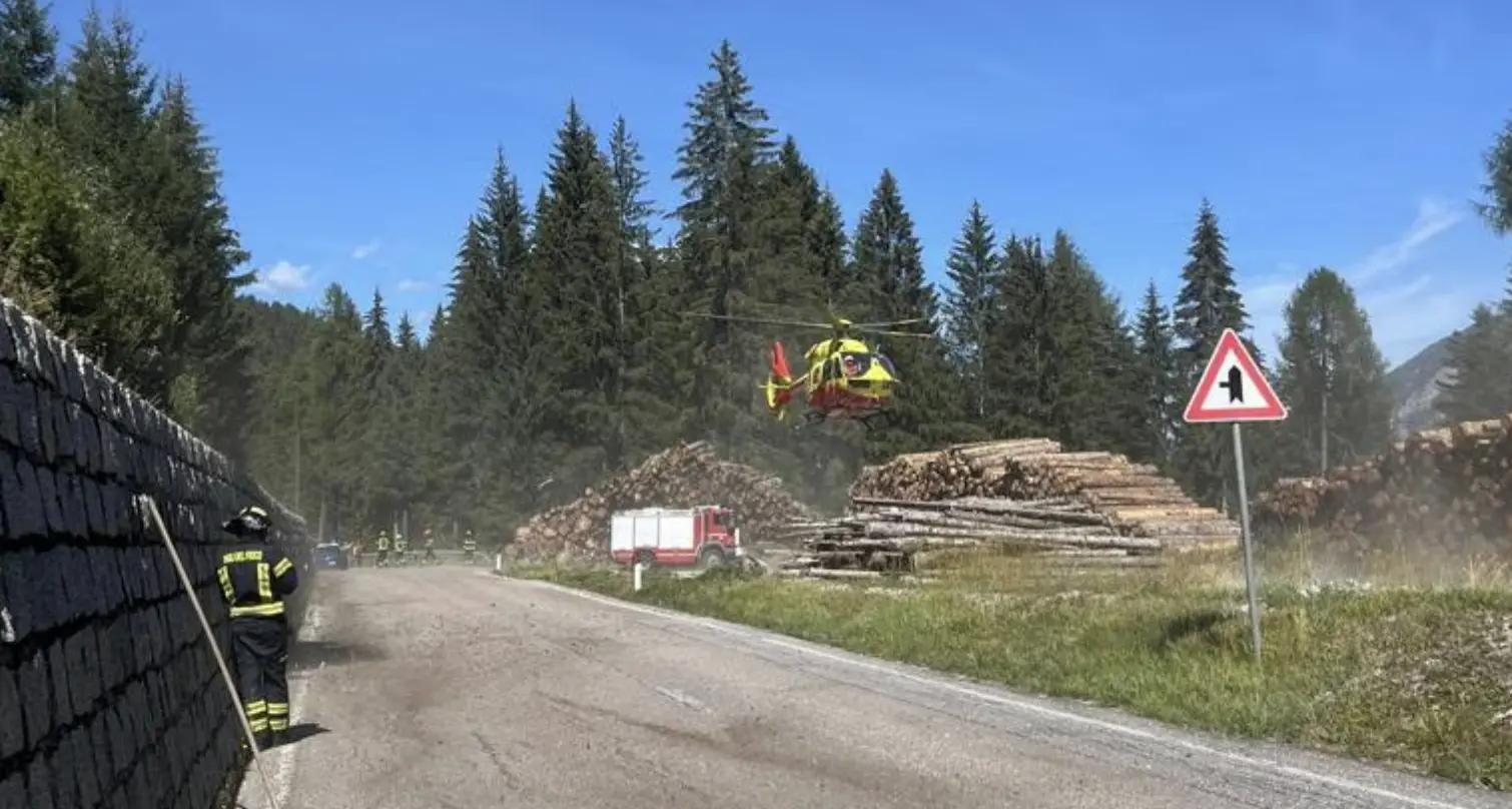 Sbanda con l’auto e finisce fuori strada, poi lo schianto con la moto: 67enne in ospedale con l’elisoccorso