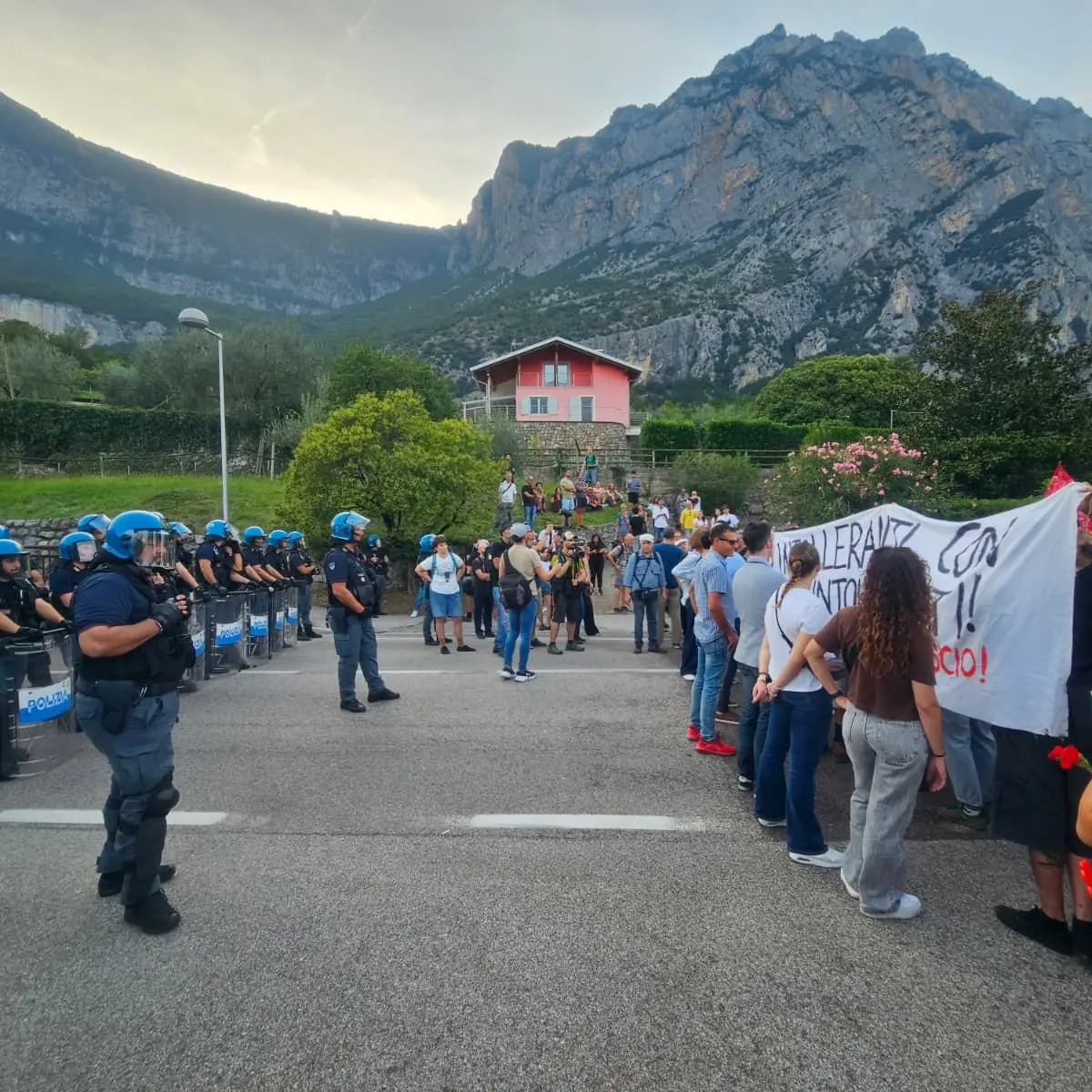 Pietramurata, in tantissimi al corteo antifascista: “Non c’è spazio per l’intolleranza”