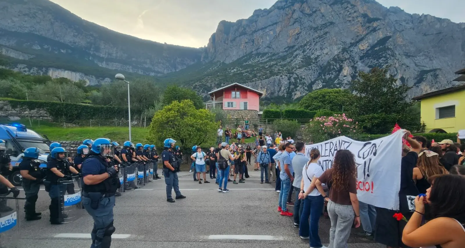 Pietramurata, in tantissimi al corteo antifascista: “Non c’è spazio per l’intolleranza”