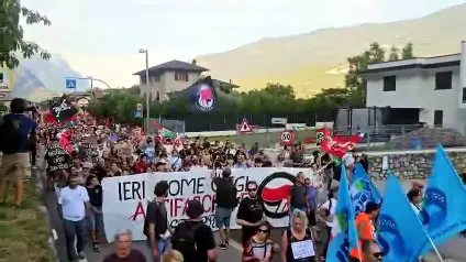il corteo sfila contro il nazifascismo