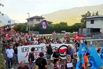 il corteo sfila contro il nazifascismo