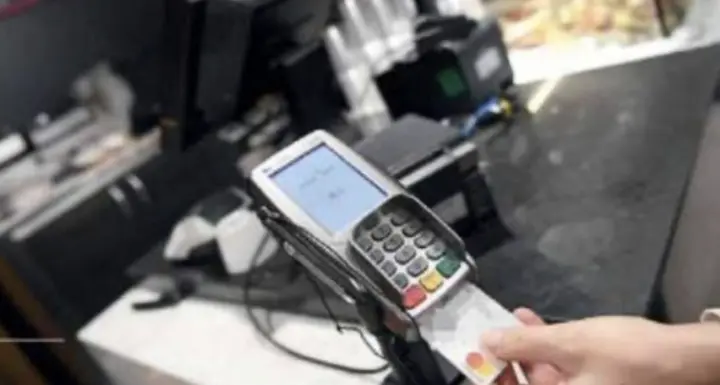 Sempre meno contanti: in Trentino boom di carte e pagamenti digitali