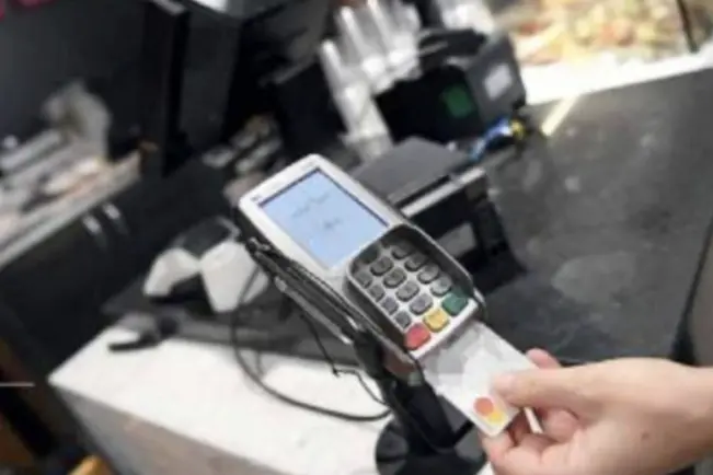 Sempre meno contanti: in Trentino boom di carte e pagamenti digitali