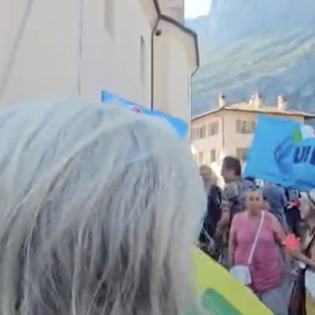 Pietramurata, in tantissimi al corteo contro il raduno nazi: “Non li vogliamo in Trentino”