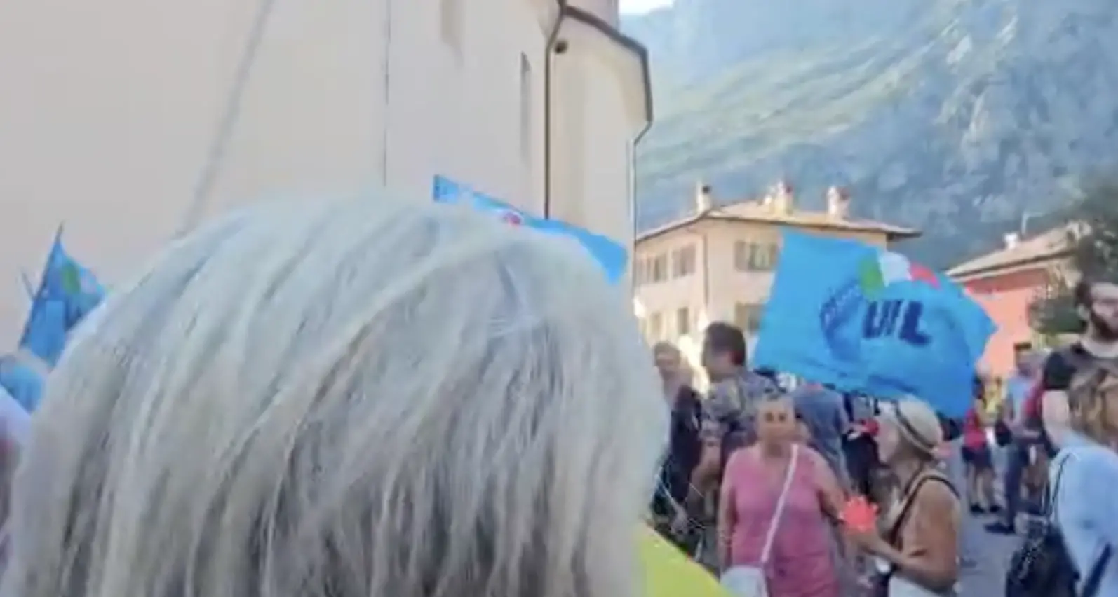 Pietramurata, in tantissimi al corteo contro il raduno nazi: “Non li vogliamo in Trentino”