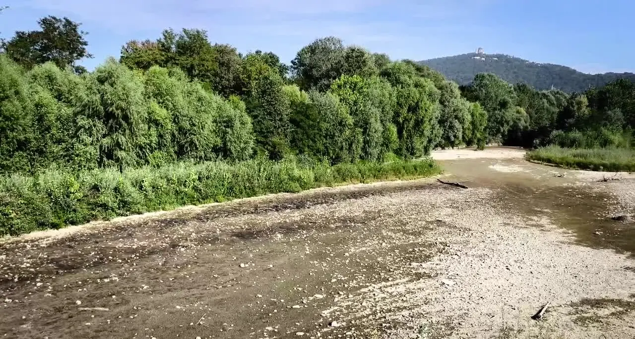 Siccità a Torino, il fiume Stura in secca