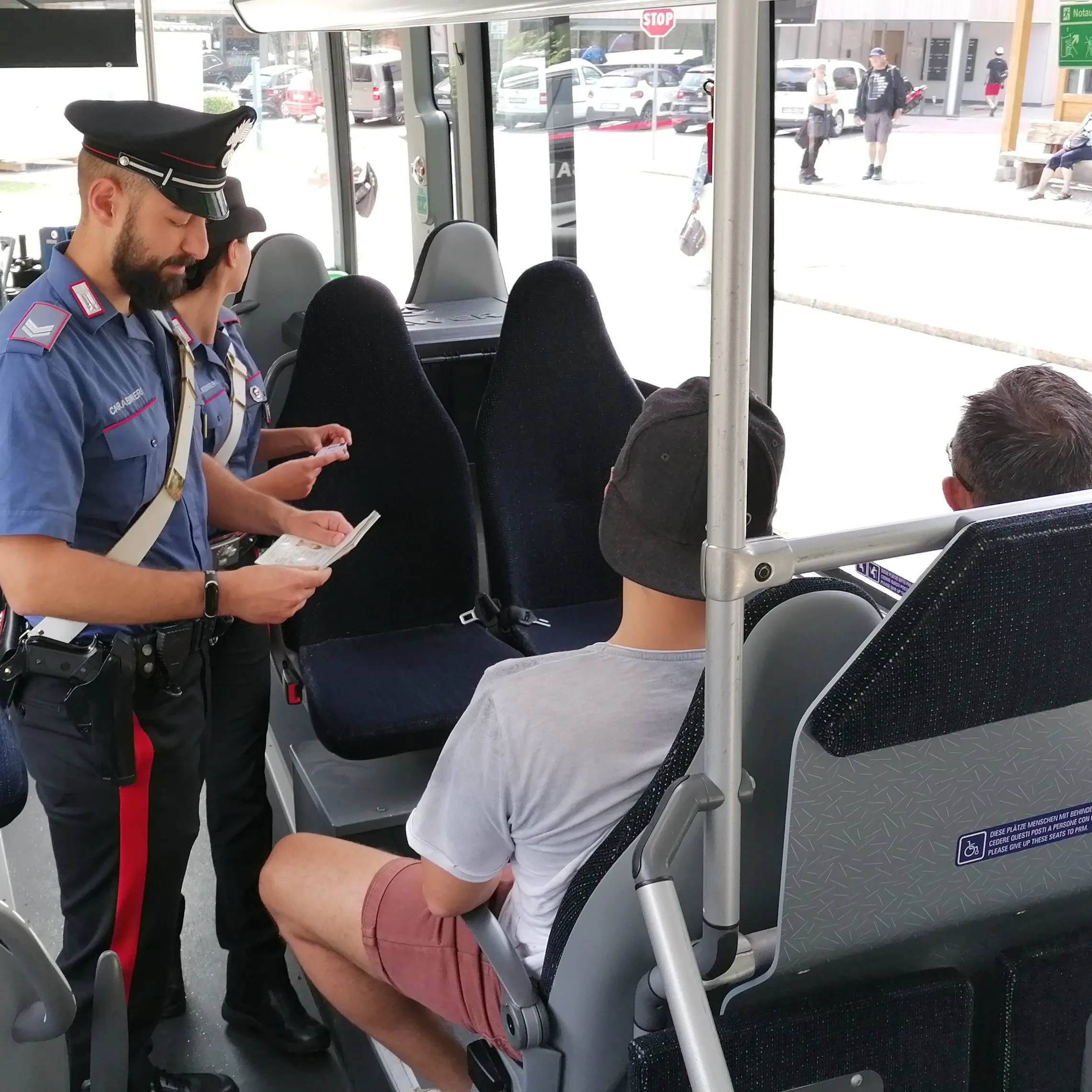 Il pass è senza credito e aggredisce l’autista del bus: denunciato