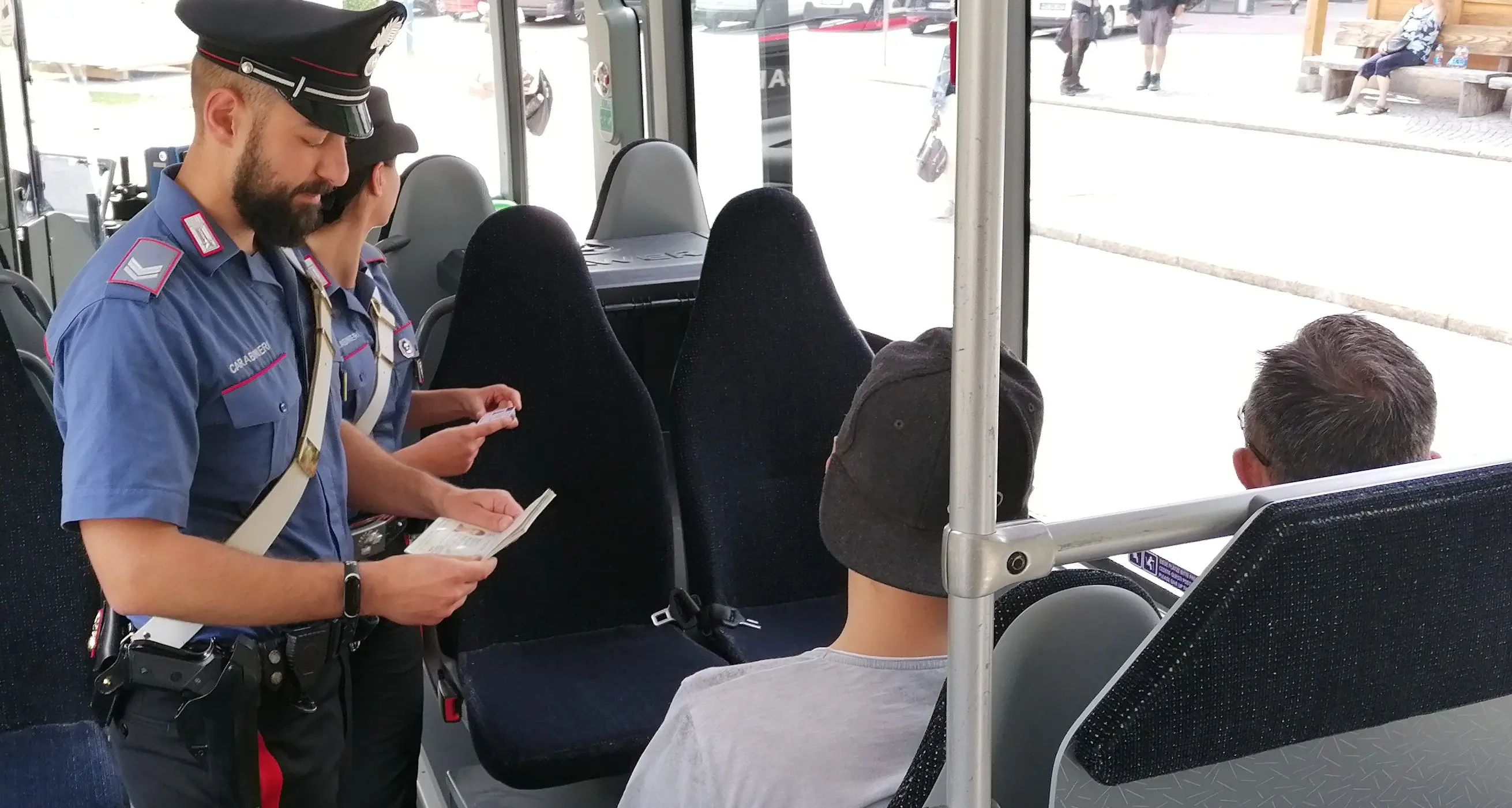 Il pass è senza credito e aggredisce l’autista del bus: denunciato