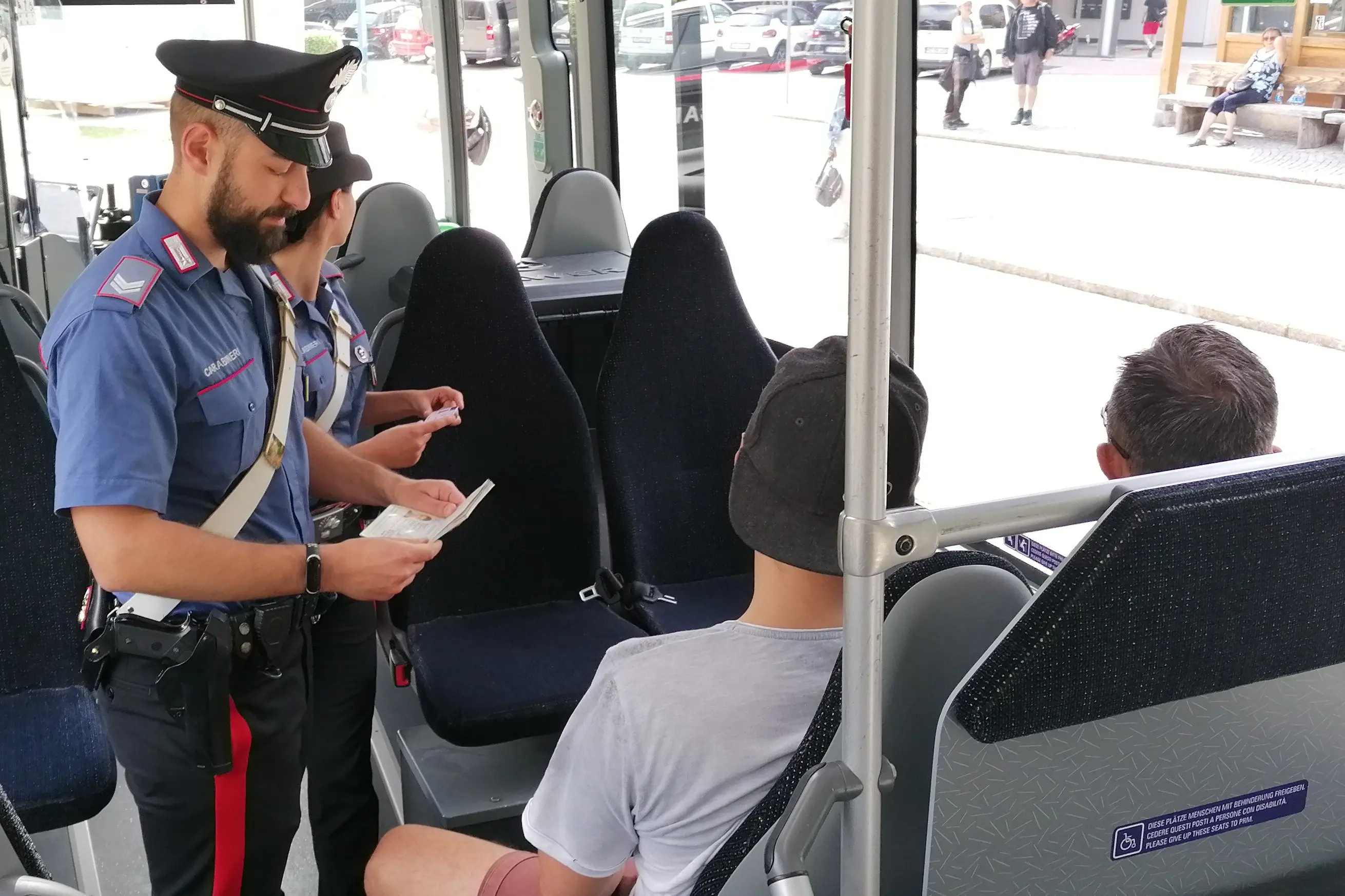 Il pass è senza credito e aggredisce l’autista del bus: denunciato