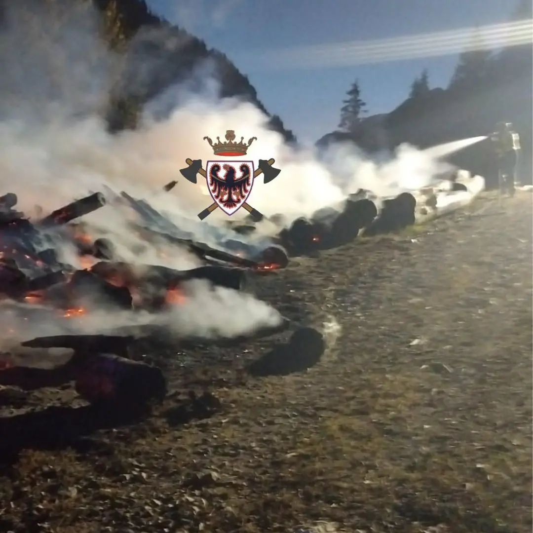 Incendio a Moena vicino alla cabinovia: venti vigili del fuoco in azione