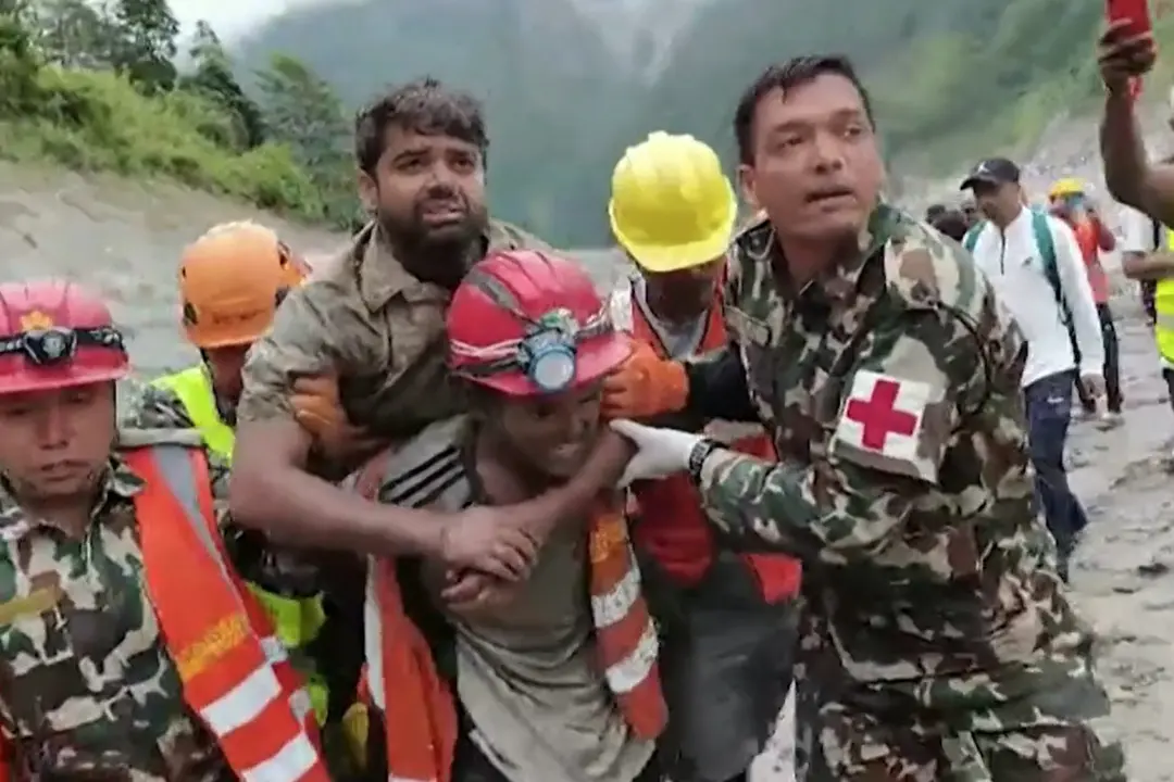 Nepal, estratti vivi due operai intrappolati nei tunnel