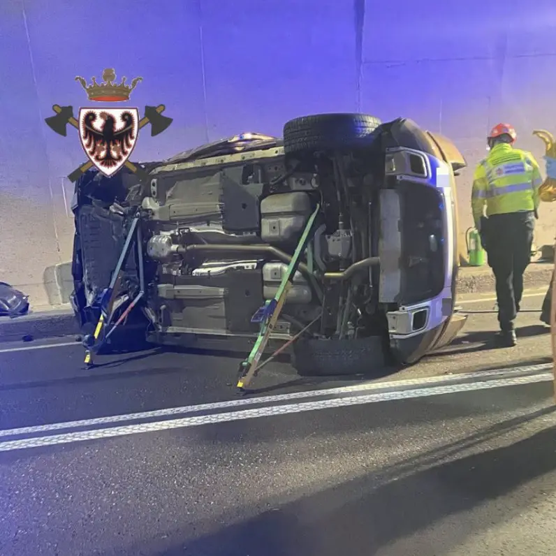 Ziano, scontro tra auto e camper in galleria: due feriti, uno incastrato