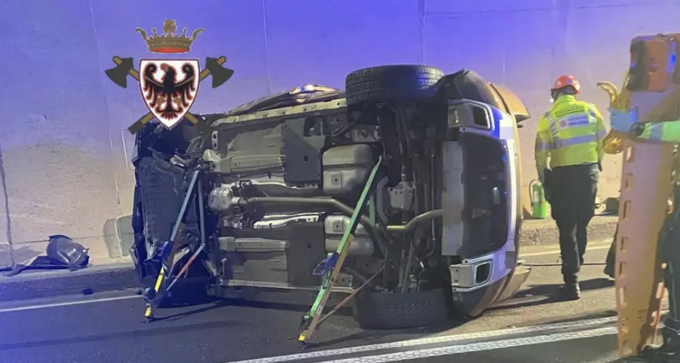 Ziano, scontro tra auto e camper in galleria: due feriti, uno incastrato