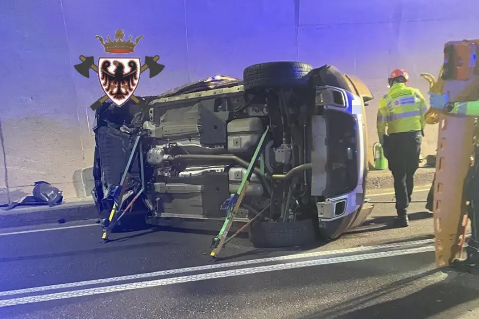 Ziano, scontro tra auto e camper in galleria: due feriti, uno incastrato