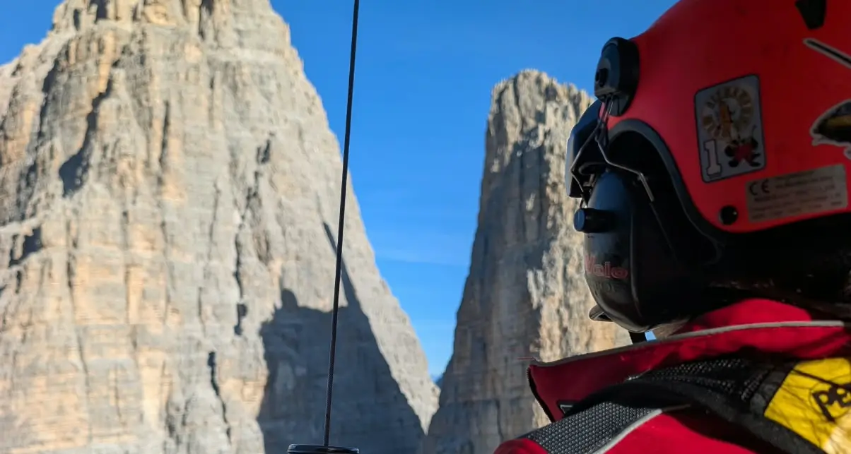 Cime di Lavaredo, alpinista precipita per 25 metri: notte in parete prima del salvataggio
