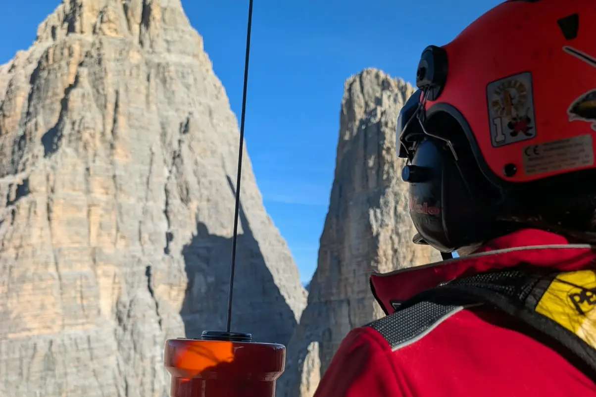 Cime di Lavaredo, alpinista precipita per 25 metri: notte in parete prima del salvataggio