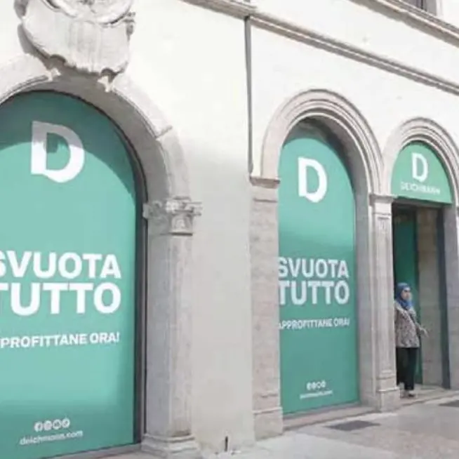 In città i negozi continuano a chiudere: Deichmann lascia via Manci