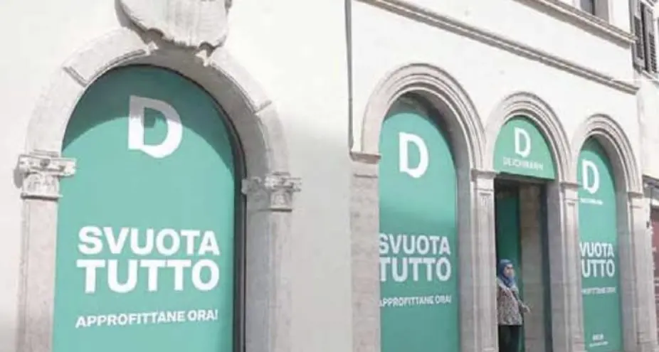 In città i negozi continuano a chiudere: Deichmann lascia via Manci