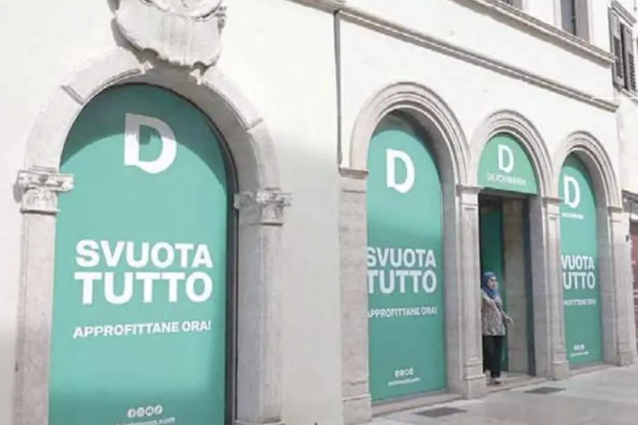 In città i negozi continuano a chiudere: Deichmann lascia via Manci