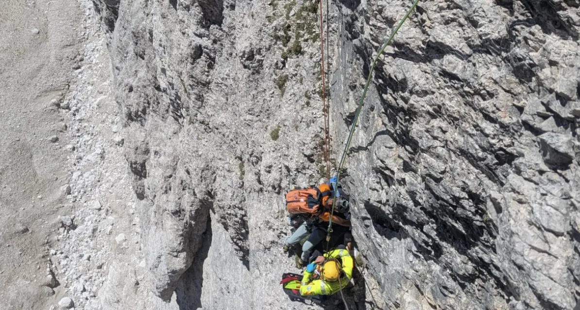 Grave alpinista precipitato per venti metri sulla Tofana di Rozes