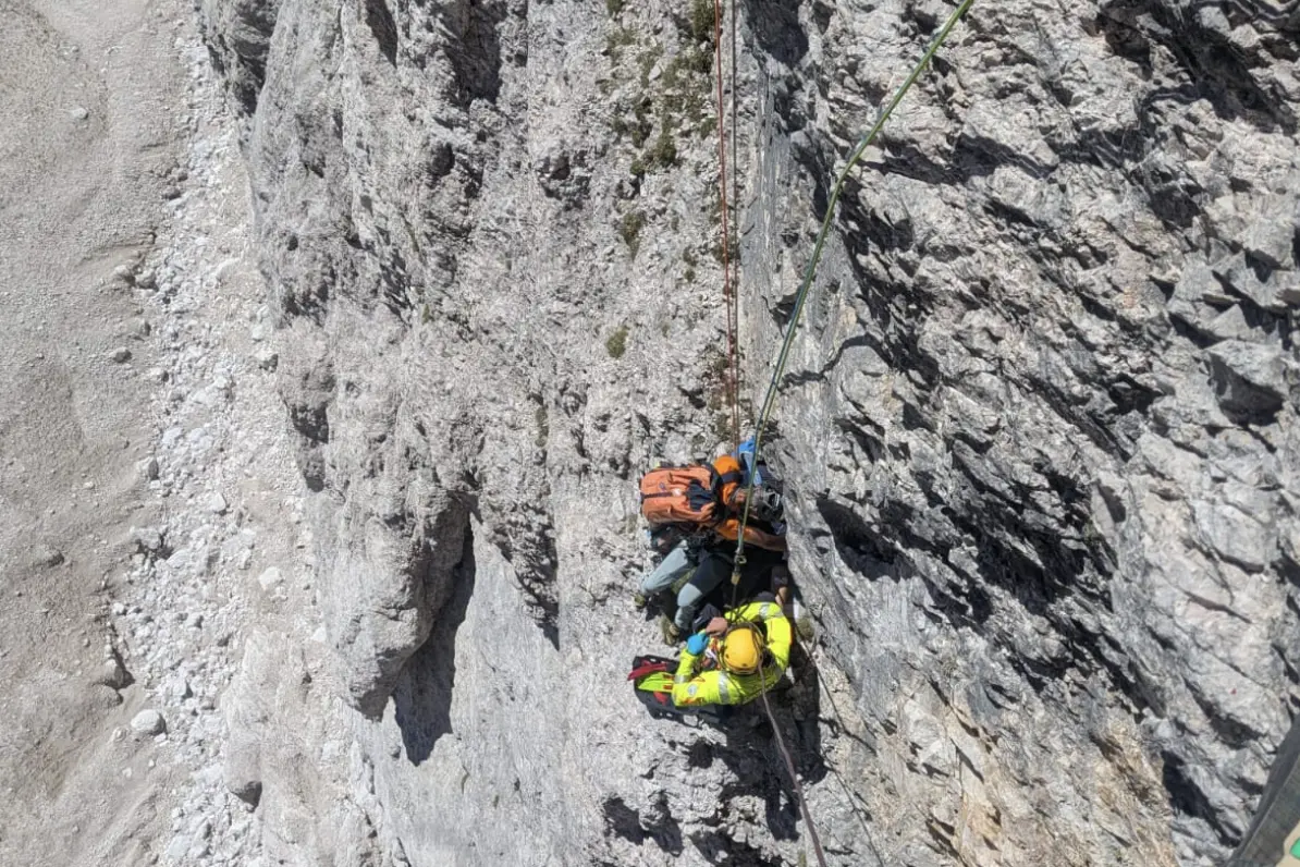 Grave alpinista precipitato per venti metri sulla Tofana di Rozes