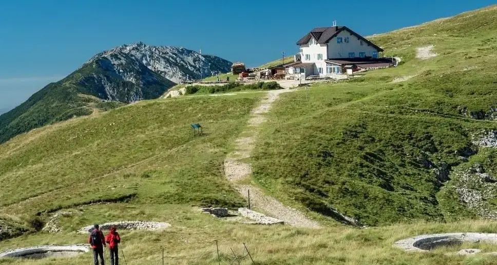 Rifugio Altissimo, Comune di Brentonico e Sat: nessuna fogna a cielo aperto