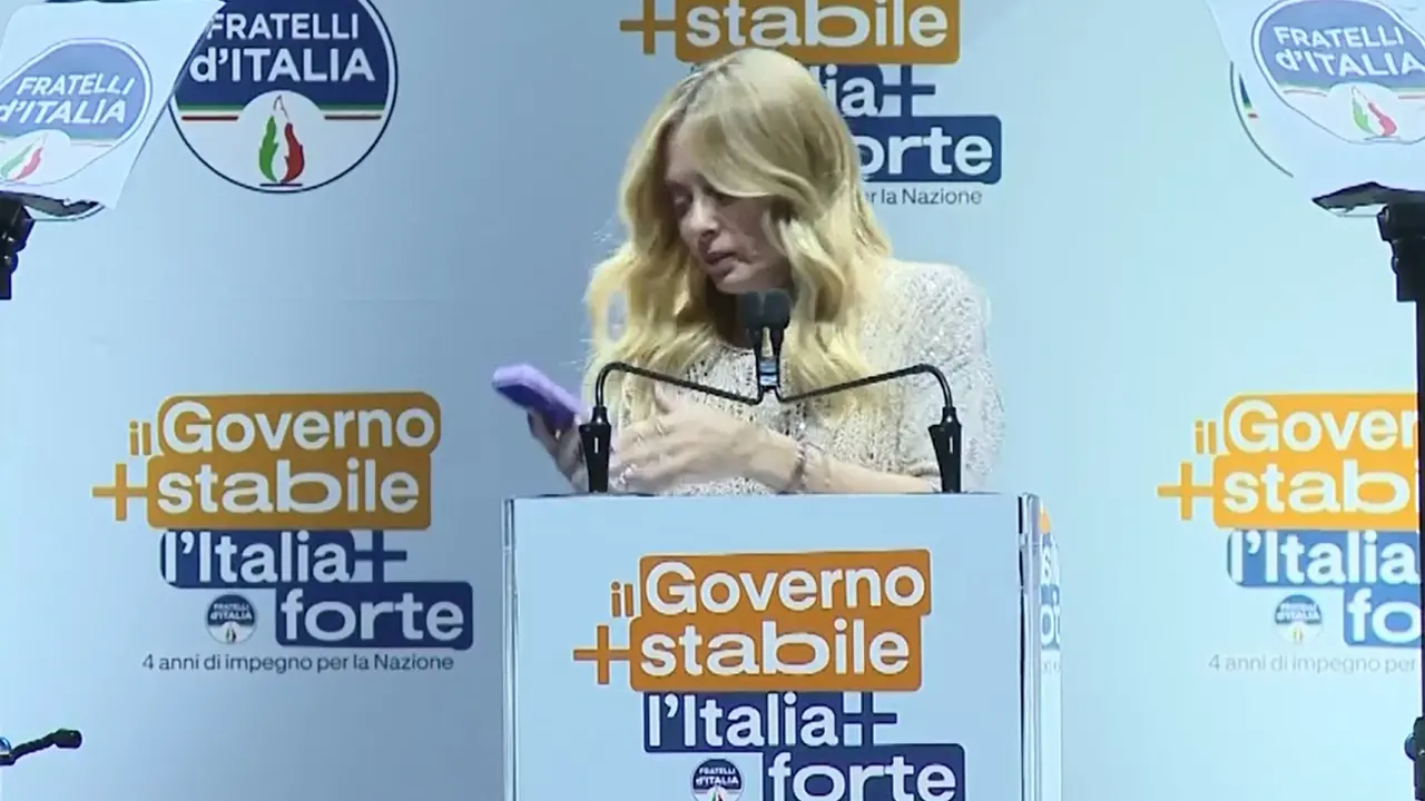 Meloni a Bari, la figlia le telefona durante il comizio