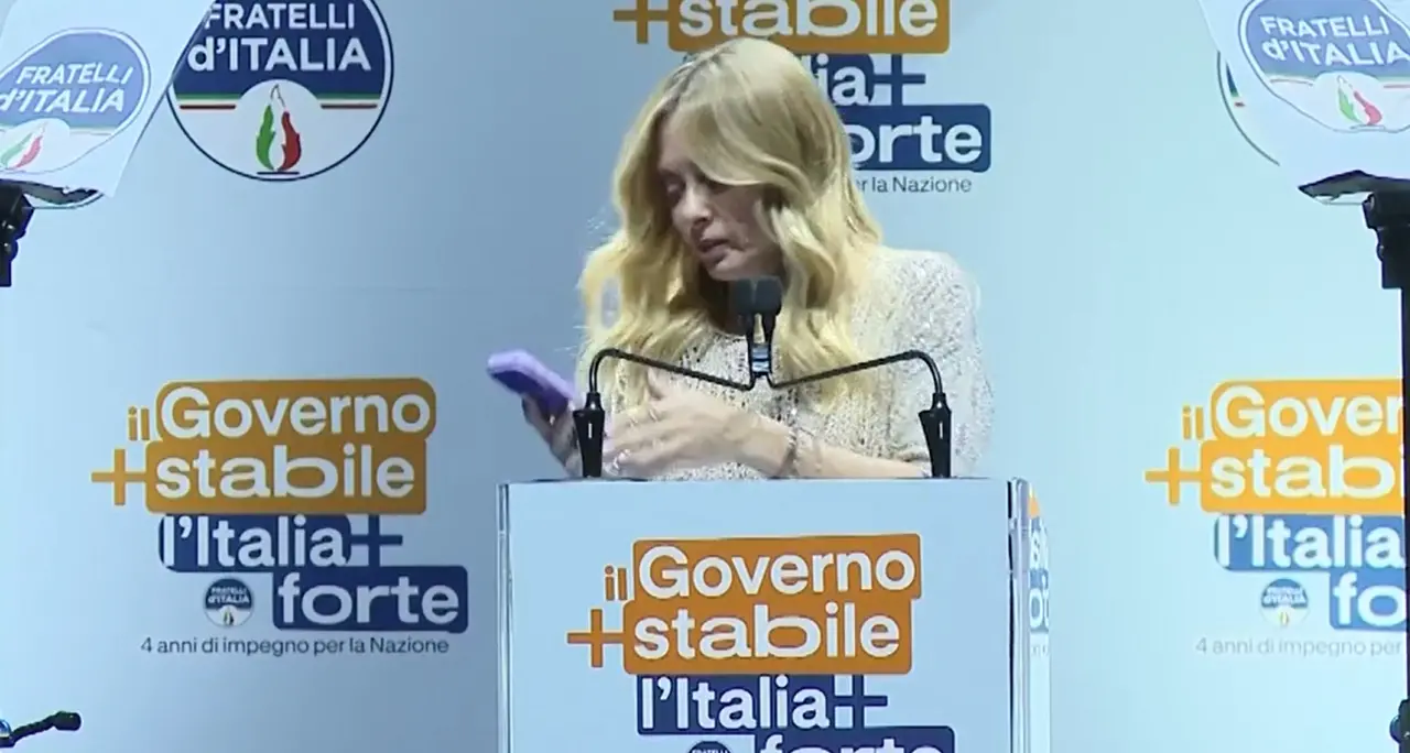 Meloni a Bari, la figlia le telefona durante il comizio