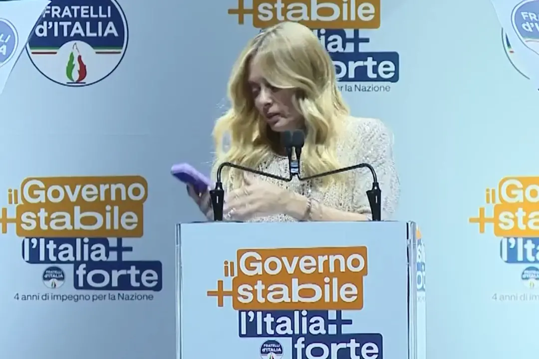 Meloni a Bari, la figlia le telefona durante il comizio