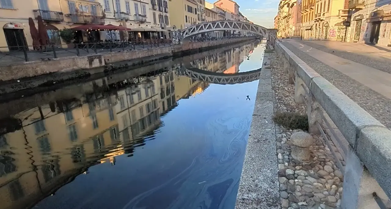 Milano, chiazza di gasolio nel Naviglio Pavese