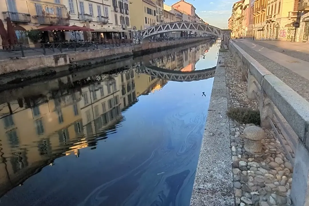 Milano, chiazza di gasolio nel Naviglio Pavese