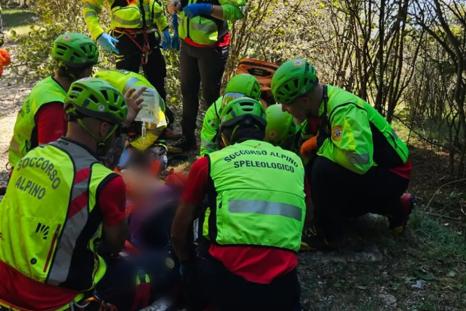 Altopiano di Asiago, parapendio precipita dopo il decollo: ferita una 40enne