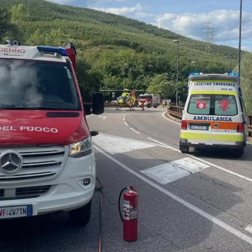 Sporminore, frontale tra due auto: tre feriti estratti con le pinze idrauliche
