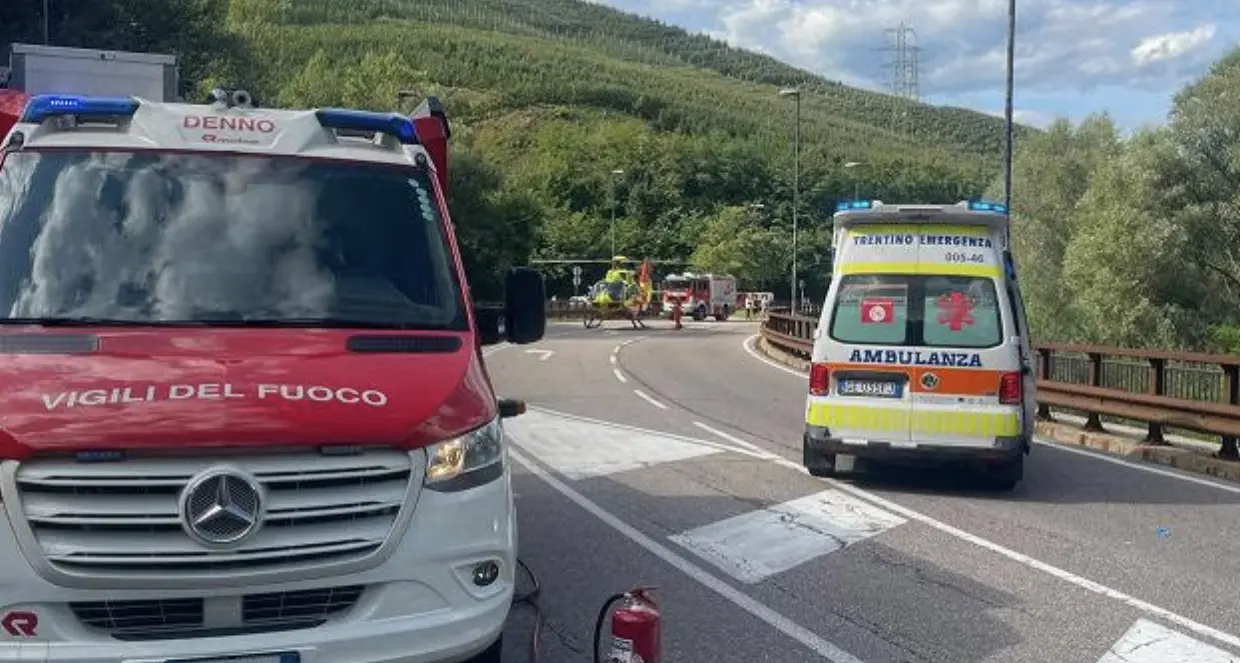 Sporminore, frontale tra due auto: tre feriti estratti con le pinze idrauliche