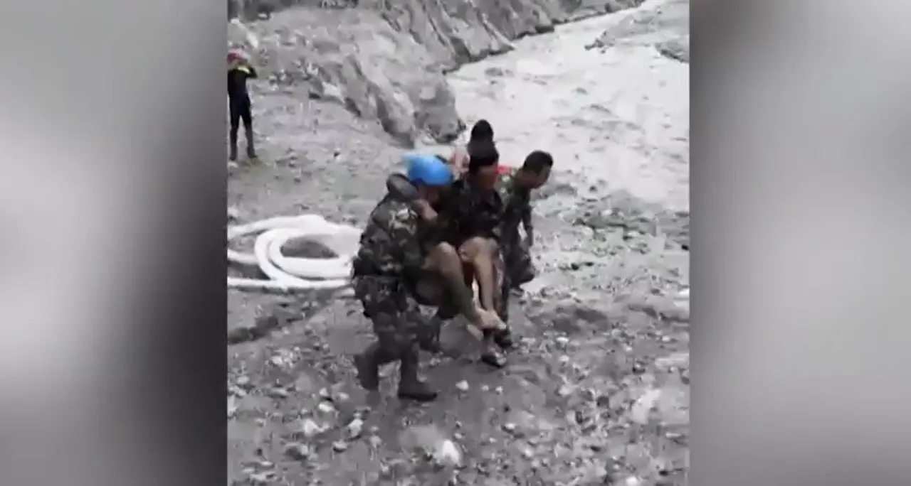 Nepal, un altro estratto vivo dai tunnel della centrale idroelettrica