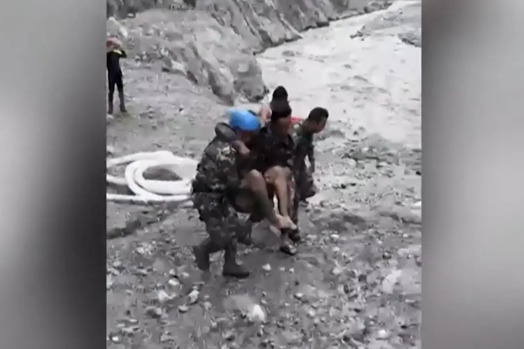 Nepal, un altro estratto vivo dai tunnel della centrale idroelettrica