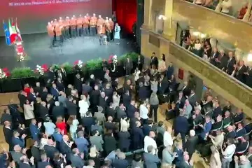 Mattarella accolto da lunghi applausi al Sociale